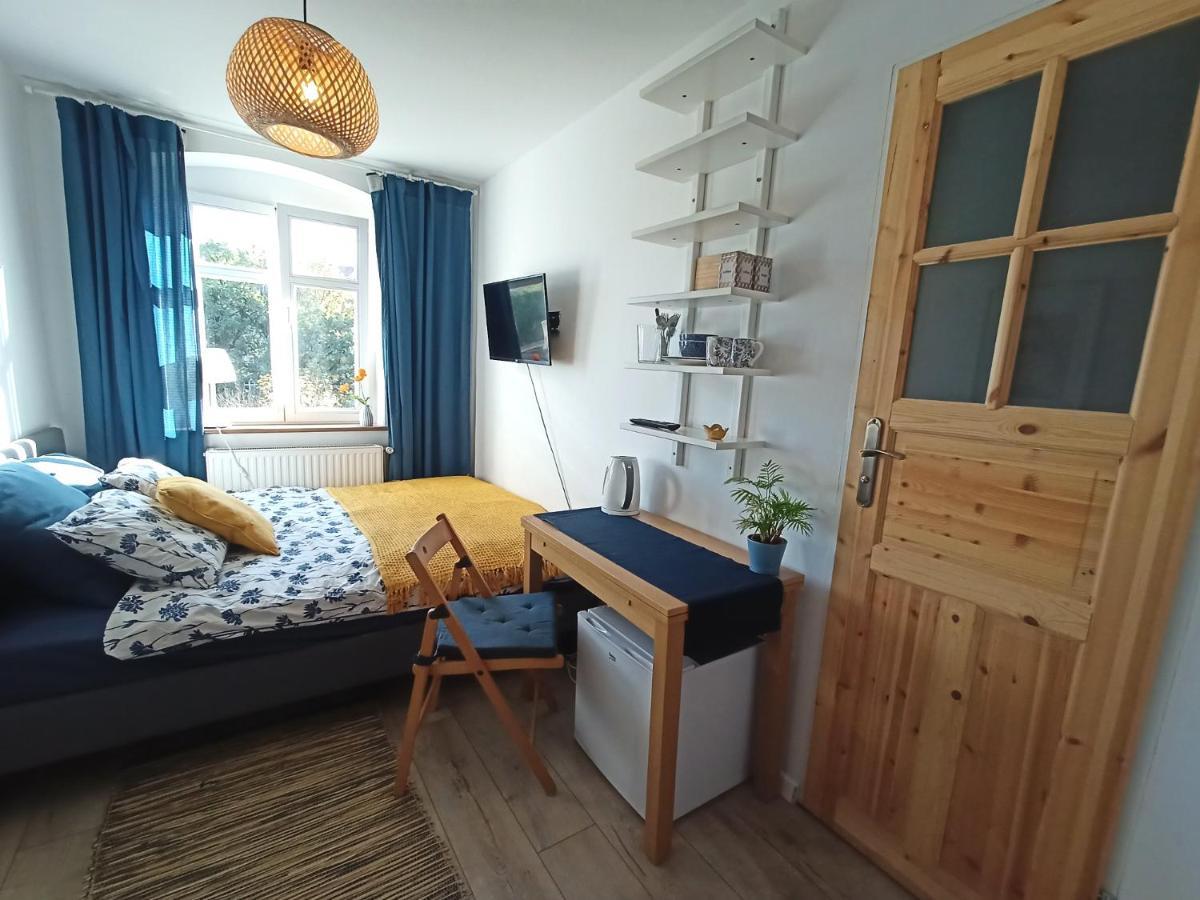 Lemuria Pokoj Z Lazienka Szkolna Legnica Buitenkant foto