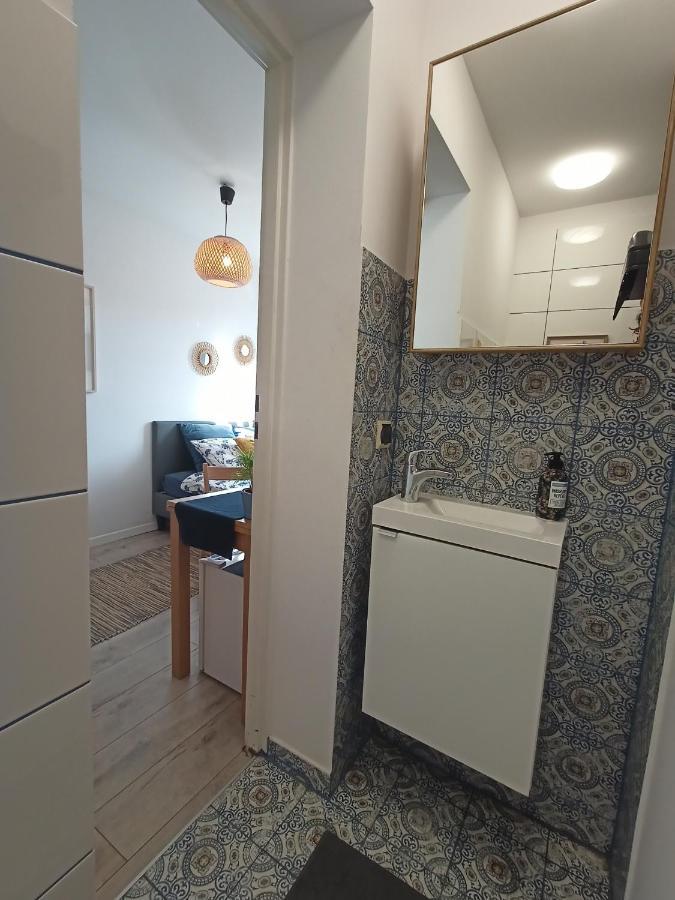 Lemuria Pokoj Z Lazienka Szkolna Legnica Buitenkant foto